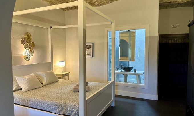 Setenil de las Bodegas Apartamento | Habitación 'Cueva 2' con vistas a la montaña, piscina privada y Wi-Fi