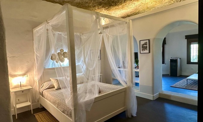 Setenil de las Bodegas Apartamento | Habitación 'Cueva 1' con vistas a la montaña, piscina privada y Wi-Fi