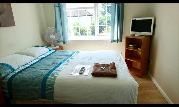 Harlington Casa | Room in Guest Room - Double With Shared Bathroom Sleeps 1-2 Located 5 Minutes From Heathrow Dsbyr