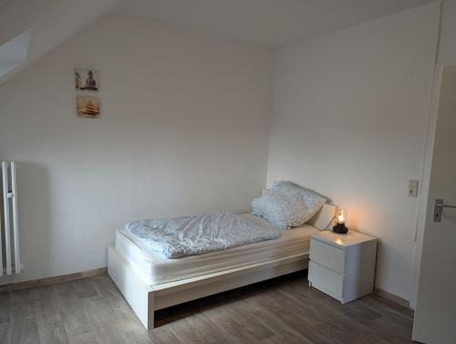 Alt-Knielingen Apartamento | Room for 1-2 guests, bed & couch