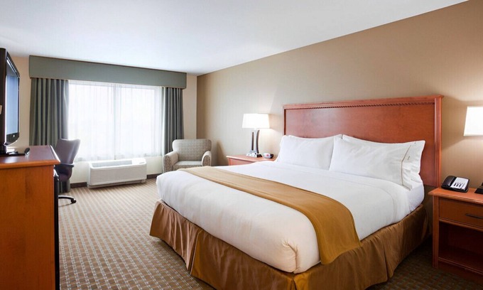 Shakopee Casa | Room for a Romantic Escape! Free Breakfast