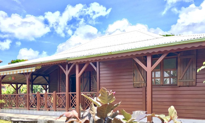 Trois-Rivieres Villa | Habitación en villa de madera criolla con terraza y jardín cerca de Les Saintes