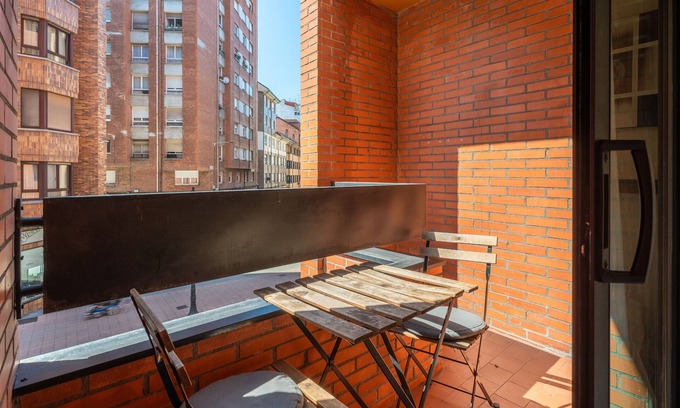 Distrito Llano Apartamento | Habitación 'Gijón' con terraza privada y Wi-Fi