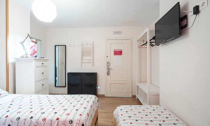 Distrito Llano Apartamento | Habitación 'Habitación París' con Wi-Fi