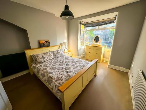 Surbiton Apartamento | Room in a house share - Kingsized room 25 min away from Central London