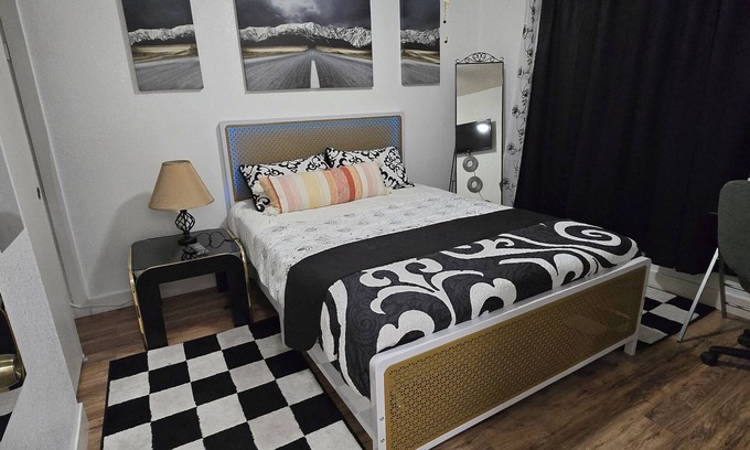 Lancaster Casa | room in a house with WiFi, AC, Microwave, Refrigerator, Tv, private entrance.