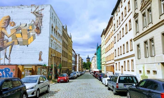 Halle Apartamento | Room in City Center Halle with shared bathroom & kitchen - Free WiFi, Netflix, iPad & Ground floor