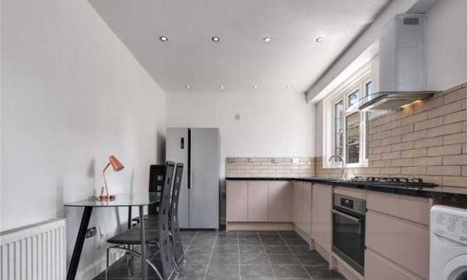 Cricklewood Casa | Room in Guest Room - Limehouse Townhomes Modern Spacious Double Room