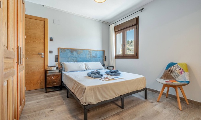 Murchas Apartamento | Habitación 'La Boheme 2' con vistas a la montaña, Wi-Fi y aire acondicionado.
