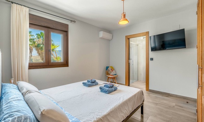 Murchas Apartamento | Habitación 'La Boheme 5' con vistas a la montaña, Wi-Fi y aire acondicionado.