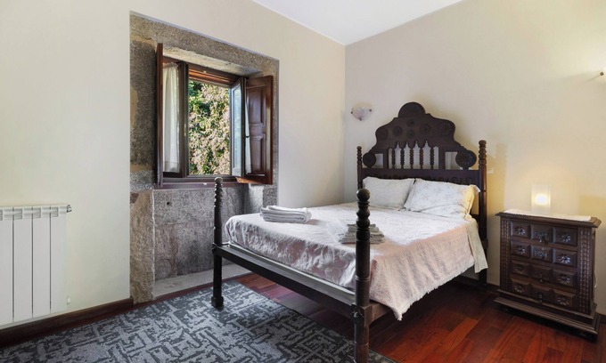 Amares Apartamento | Habitación 'Quarto 1 - Quinta Da Ataíde' con vistas a la montaña, piscina compartida y Wi-Fi