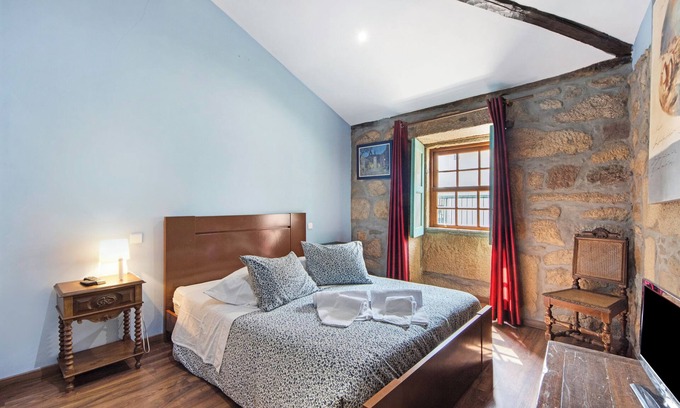 Armamar Apartamento | Habitación 'Quarto 2 - Gojim Casa Rural' con vistas a la montaña, piscina compartida y Wi-Fi