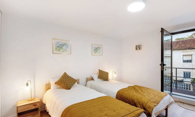 Coimbra Apartamento | Habitación 'Quarto 2 Piso Superior - Quinta Df' con vistas a la montaña, Wi-Fi y aire acondicionado.