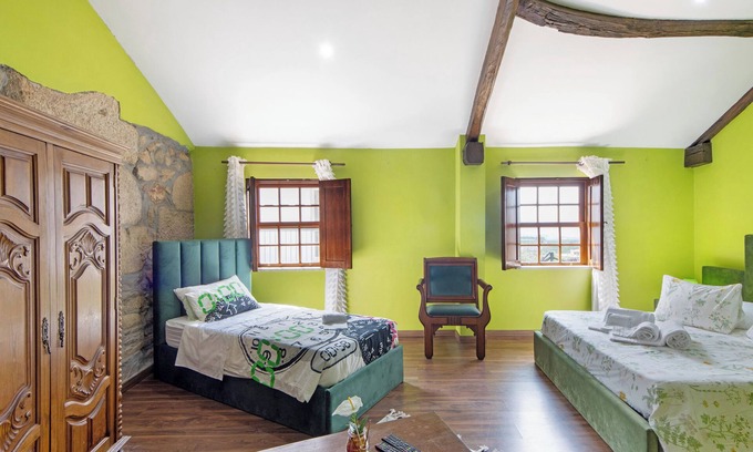 Armamar Apartamento | Habitación 'Quarto 3 - Gojim Casa Rural' con vistas a la montaña, Wi-Fi y aire acondicionado.