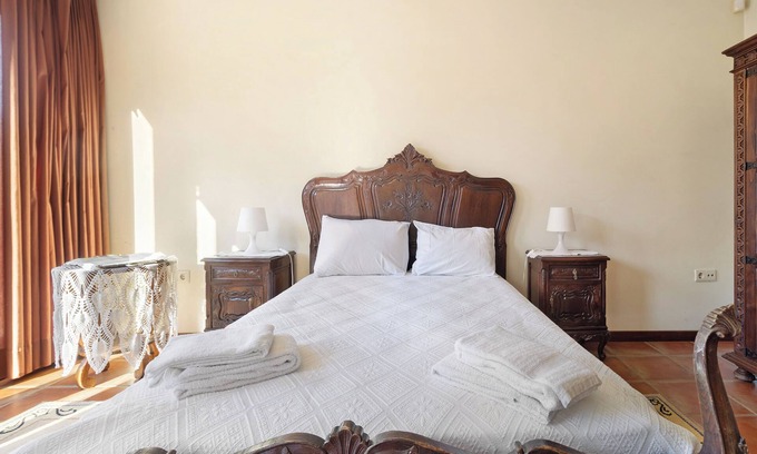 Amares Apartamento | Habitación 'Quarto 6 - Quinta Da Ataíde' con vistas a la montaña, Wi-Fi y aire acondicionado.