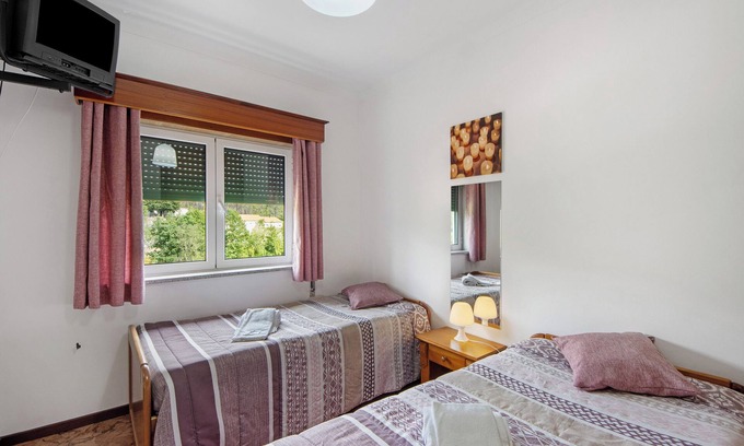 Castro Daire Apartamento | Habitación 'Quarto 7 - Jorge Galinheiro' con vistas a la montaña, jardín compartido y Wi-Fi