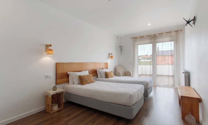 Famalicao Apartamento | Habitación 'Quinta Dos Raposos - Suite Ar' con piscina compartida, terraza compartida y Wi-Fi