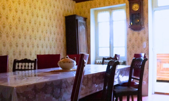 Treigny Otro | Room rental Bienvenue chez Mémé chambre de Georges