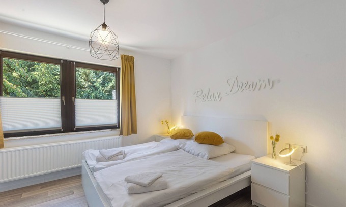 Niedenstein Apartamento | Room 'Sunshine' with Shared Terrace, Shared Garden and Wi-Fi