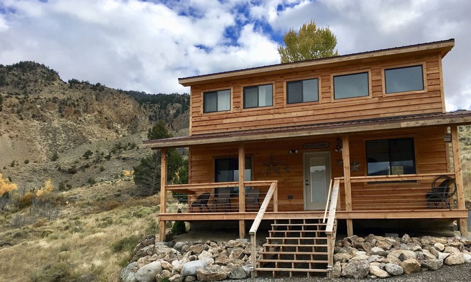 Gardiner Cabina | Con vistas a YNP. 5 minutos de aguas termales y parque. Mascota amigable. Quédate como un local.