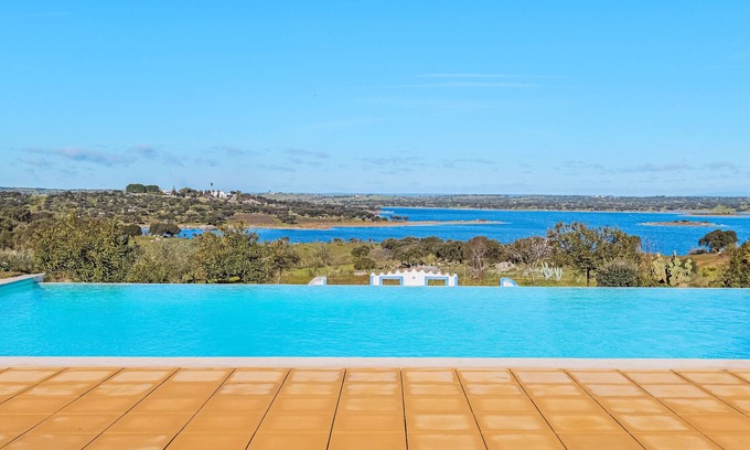 Elvas Casa | Habitación 'Tordo' con piscina compartida, Wi-Fi y aire acondicionado