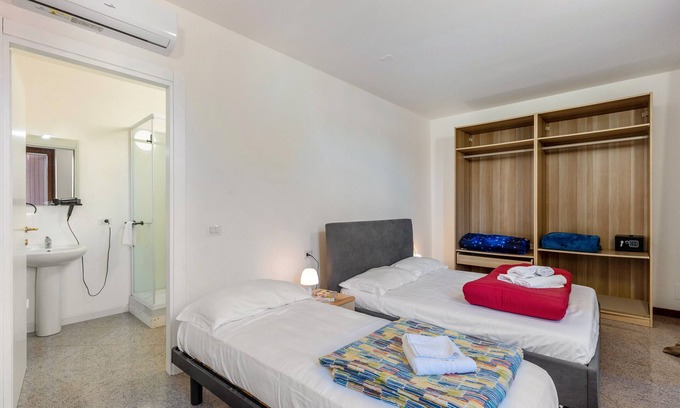 Pizzoletta Apartamento | Habitación 'Tripla Con Balcone' con terraza compartida, Wi-Fi y aire acondicionado.