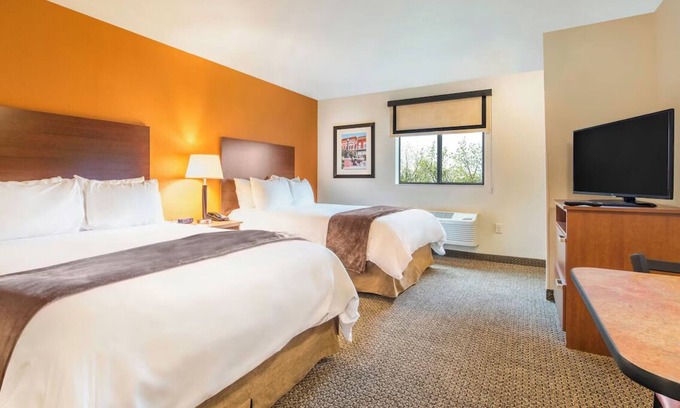 West Valley City Hotel | Room w/ Kitchen Steps from Maverik Center! Perfect for Event Goers! Pet Friendly