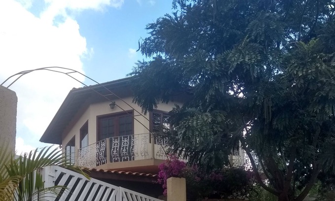 Lindoia Casa | Habitación con cama de matrimonio y litera,