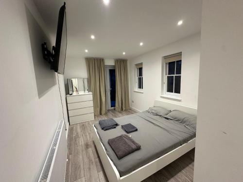 Westbourne Casa | room with great access to central London
