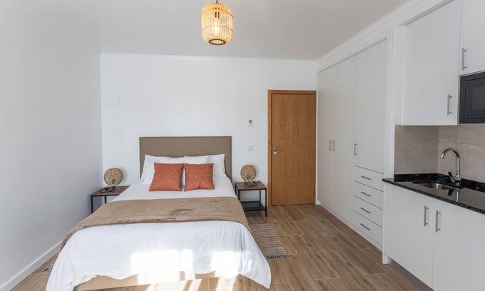 Castelo Apartamento | Room with private bathroom and pine forest view at Casa das Vinhas in Sesimbra