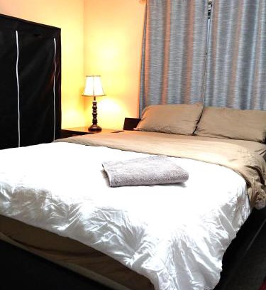 Burlington Casa | Room with private bath across train station