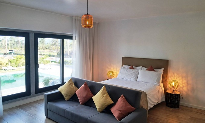 Castelo Apartamento | Room with private bathroom and pool view at Casa das Vinhas in Sesimbra