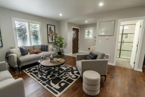 Parkland Casa | Room with Queen Bed in Tacoma