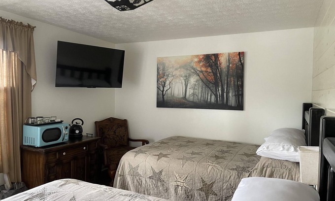 Clay City Cabina | Room with wi-fi, mini fridge and microwave Red River Gorge area