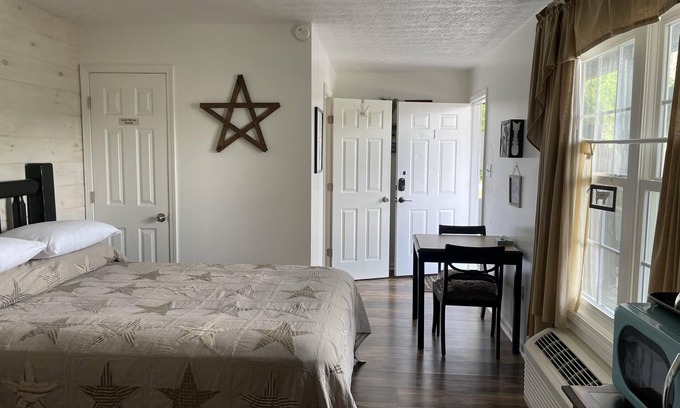 Clay City Cabina | Room with wi-fi, mini fridge and microwave Red River Gorge area