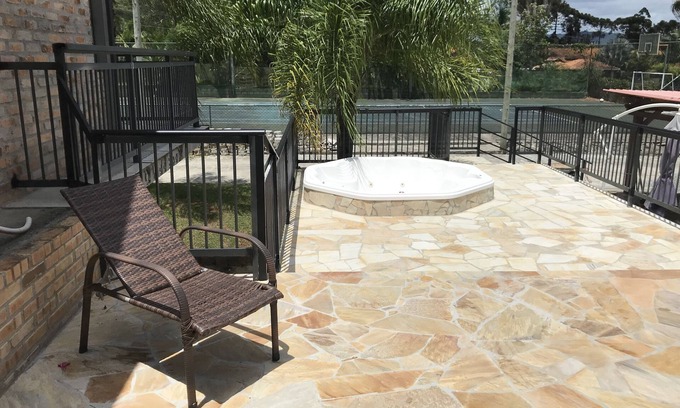 Camboriu Cabaña | Alquiler de habitaciones cerca de Balneário Camboriú (piscina, jacuzzi, tenis de playa)