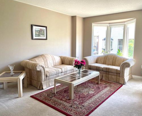 Burlington Casa | Rooms near Train Station