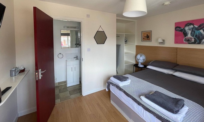 Byfleet Apartamento | Rooms to rent in local pub in the heart of Byfleet!
