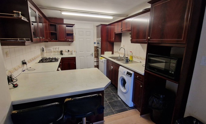 Slough Casa | Rooms with Shared Bath Kitchen Parking