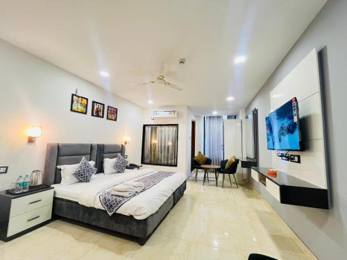 DLF Farms Hotel | Roomshala 183 Hotel Aroma