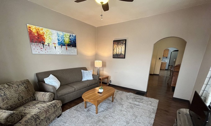 The Hill Casa | Roomy 1 Br House on The Hill! Mins to Attractions