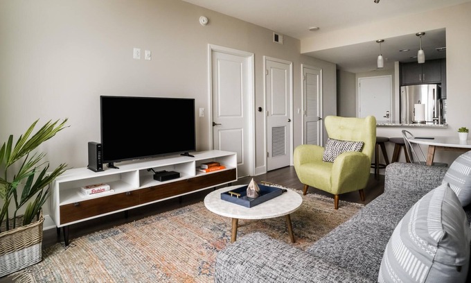 Eisenhower East Apartamento | Roomy 1BR in Alexandria with Gym and Rooftop Pool