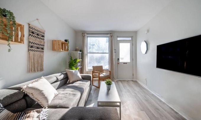 Hochelaga Apartamento | Condominio reformado y totalmente amueblado cerca de metro con parking.