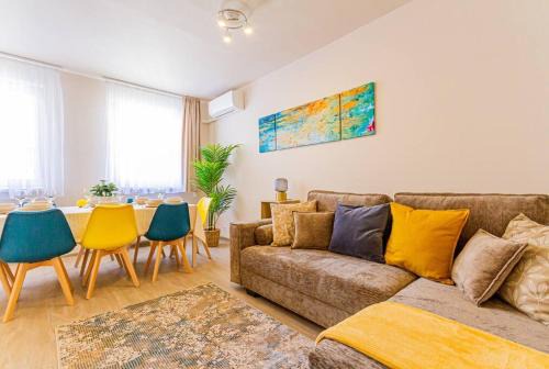 Ferencvaros Apartamento | Roomy apartment 80sqm at city center FREE PARKING space, AC & balcony, Separate AC in all four rooms