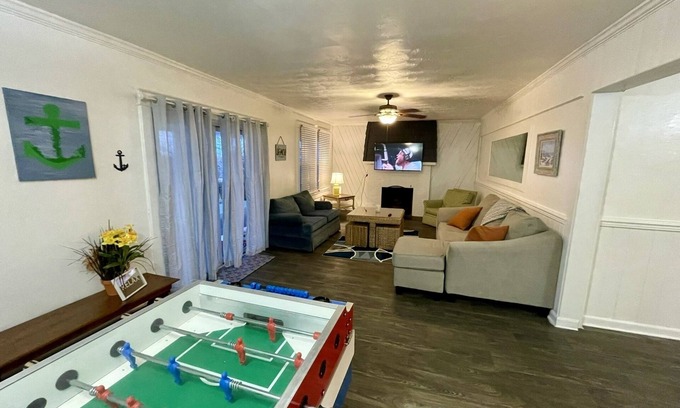 Cottage Line Apartamento | Roomy Beachfront Apartment, Deck, Game Room! by RedAwning