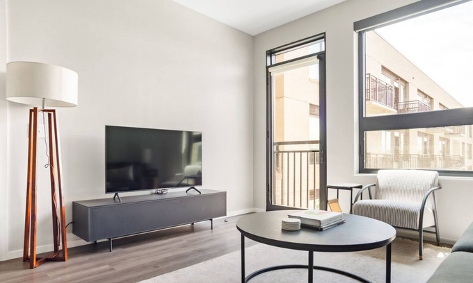 Congress Park Apartamento | Roomy Congress Park 1BR w/ Gym & Pool, near shops & dining, by Blueground