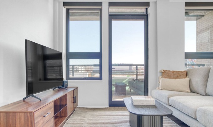 Congress Park Apartamento | Roomy Congress Park 2BR w/ Gym & Pool, near shops & dining, by Blueground