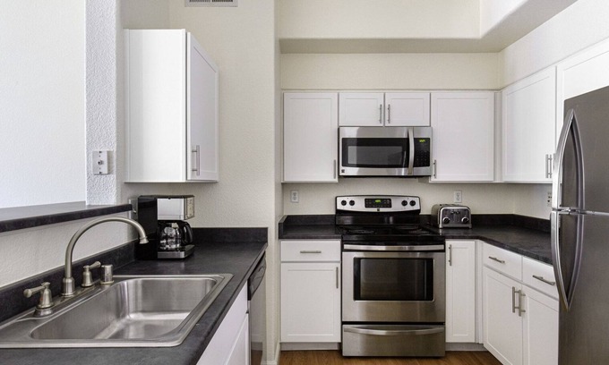 Fremont Apartamento | Roomy Fremont 3BR w/ Pool, Gym, W/D, near TJ, WF, BART, by Blueground
