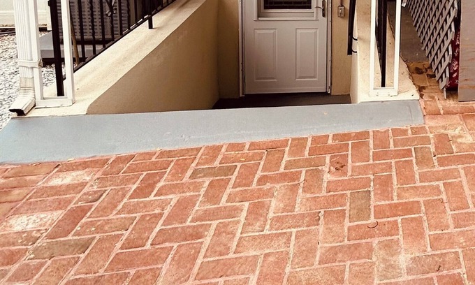 Arden Heights Apartamento | Roomy garden apartment close to hospitals, shopping and transportation!
