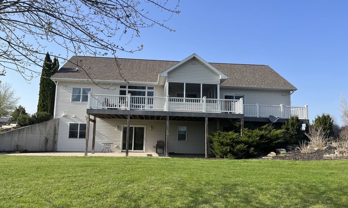 Butte Des Morts Casa | Roomy home on 18 acres 15 Min to EAA Airventure